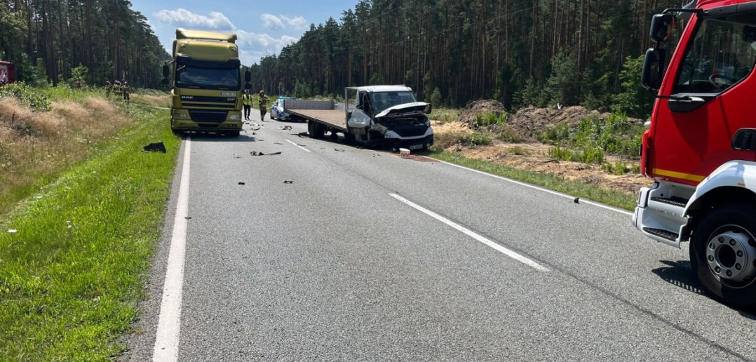 Zderzenie busa wiozącego butle z gazem i ciężarówki