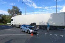 Zderzenie samochodu ciężarowego i osobówki w Opolu
