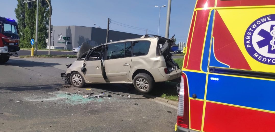 Samochód osobowy wjechał w ciężarówkę na obwodnicy Opola [AKTUALIZACJA]