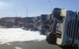 Cysterna z wapnem przewróciła się niedaleko ronda Szczakiela