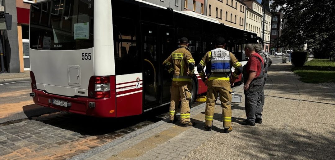 Na ulice Opola wyciekła ropa z autobusu