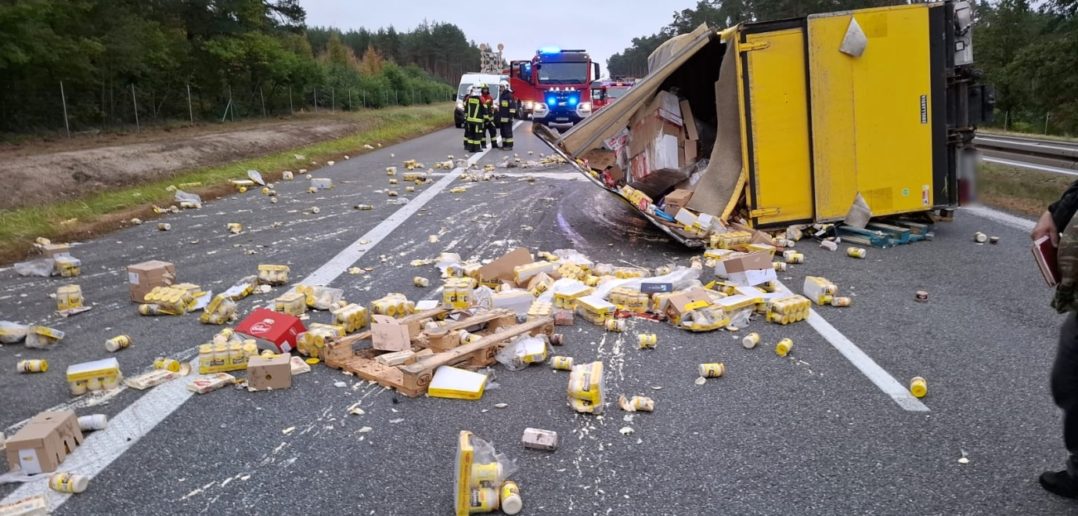 Wypadek na A4, przewrócił się bus przewożący żywność