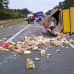 Wypadek na A4, przewrócił się bus przewożący żywność