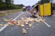 Wypadek na A4, przewrócił się bus przewożący żywność