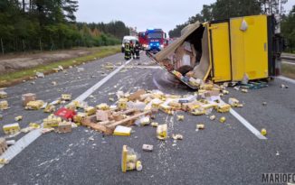 Wypadek na A4, przewrócił się bus przewożący żywność Wypadek na A4, przewrócił się bus przewożący żywność