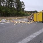 Wypadek na A4, przewrócił się bus przewożący żywność