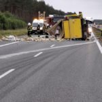 Wypadek na A4, przewrócił się bus przewożący żywność