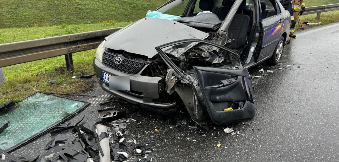 BMW zderzyło się z Toyotą na zjeździe z wiaduktu w kierunku Wróblina w Opolu