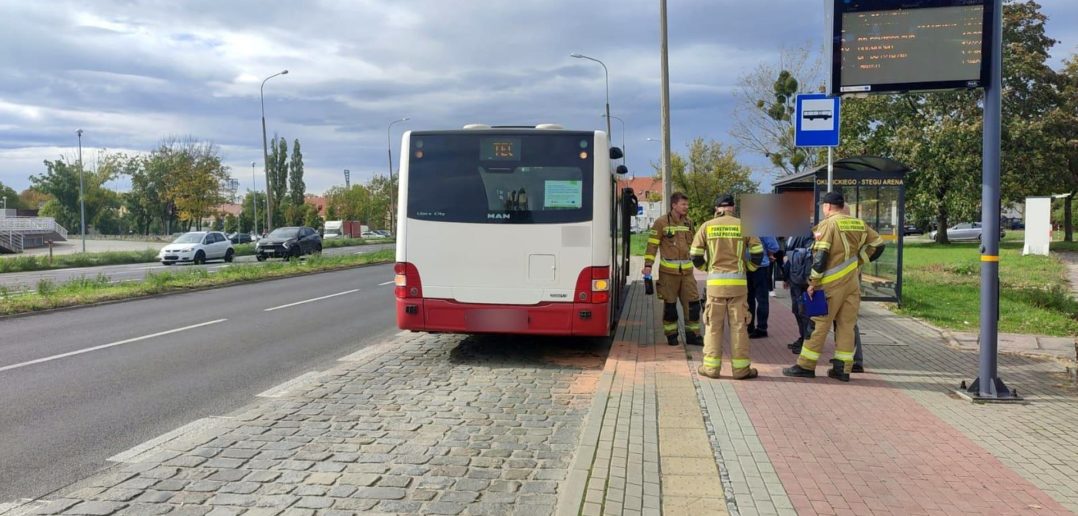 Pasażerowie stojący na przystanku zostali poparzeni nieznaną substancją