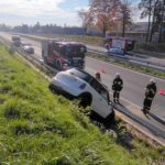 Samochód stoczył się ze skarpy i uderzył w bariery ochronne