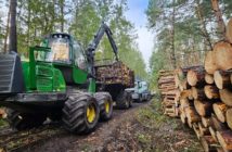 Ranny mężczyzna został zabrany do szpitala. Na kabinę auta spadła kłoda