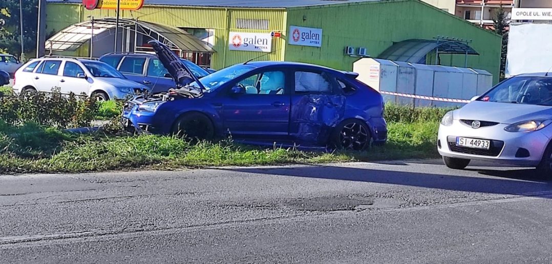 Zderzenie dwóch samochodów na ulicy Oświęcimskiej w Opolu.