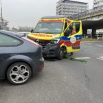 Na rondzie w Opolu zderzyły się karetka i osobowy ford