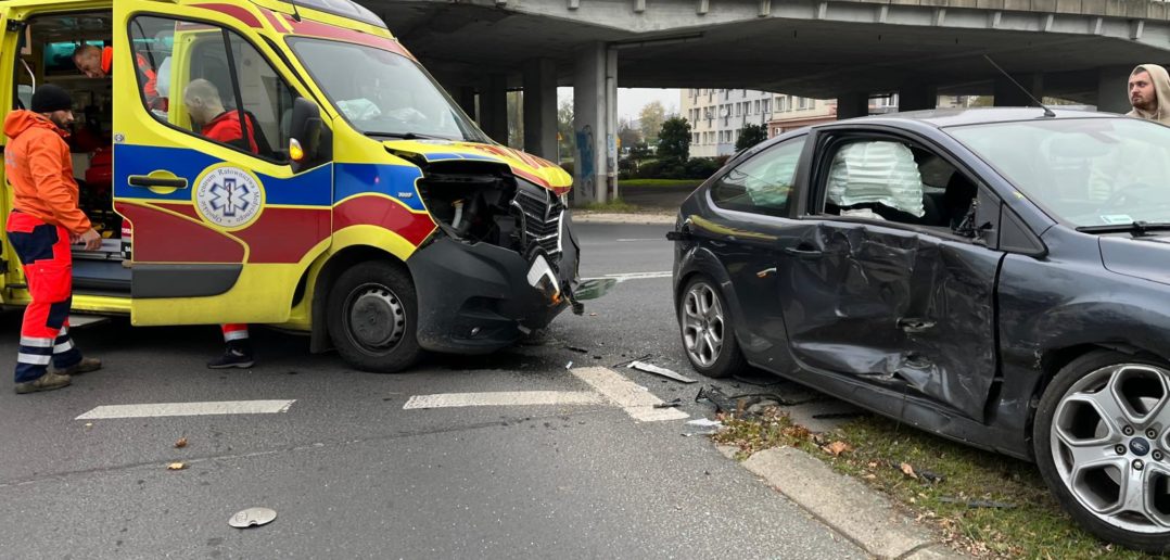 Na rondzie w Opolu zderzyły się karetka i osobowy ford