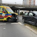 Na rondzie w Opolu zderzyły się karetka i osobowy ford