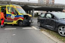 Na rondzie w Opolu zderzyły się karetka i osobowy ford