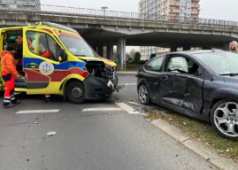 Na rondzie w Opolu zderzyły się karetka i osobowy ford