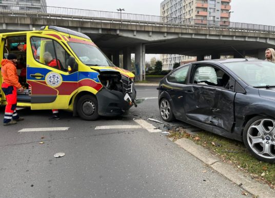 Na rondzie w Opolu zderzyły się karetka i osobowy ford