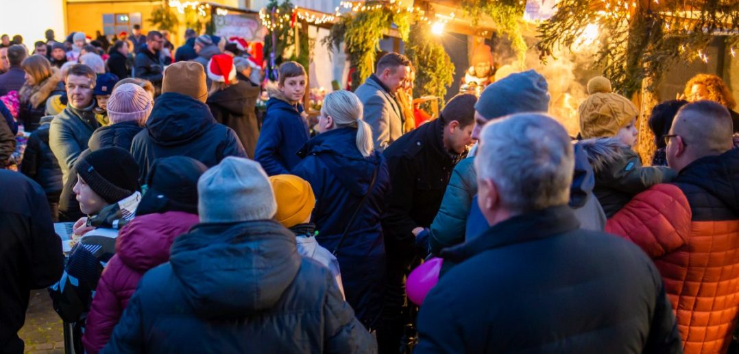 Świąteczne ozdoby i atrakcje na kiermaszu w Chróścicach