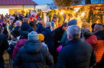 Świąteczne ozdoby i atrakcje na kiermaszu w Chróścicach