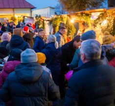 Świąteczne ozdoby i atrakcje na kiermaszu w Chróścicach