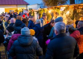 Świąteczne ozdoby i atrakcje na kiermaszu w Chróścicach