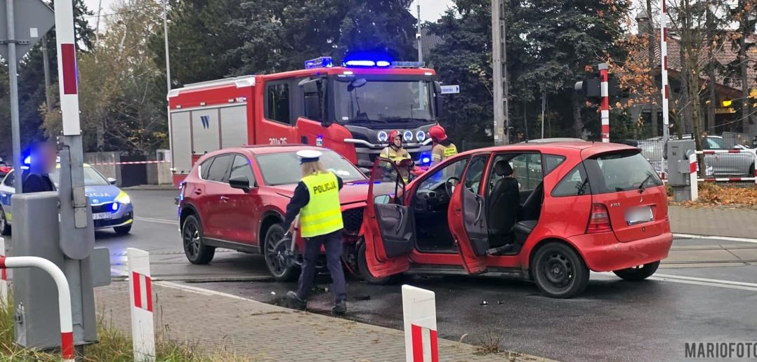 Dwa samochody zderzyły się na przejeździe kolejowym w Opolu