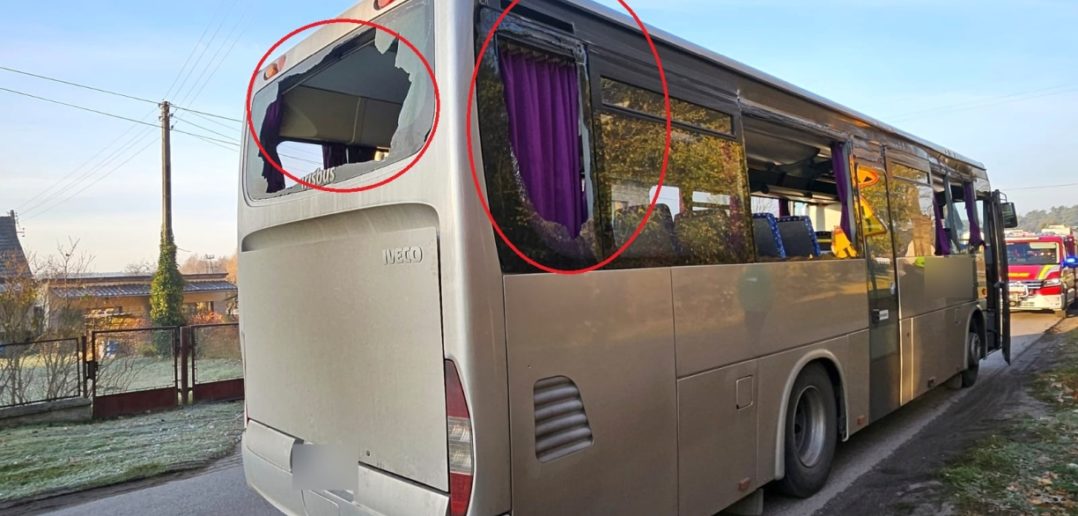 W Starych Budkowicach zderzyły się koparka i autobus