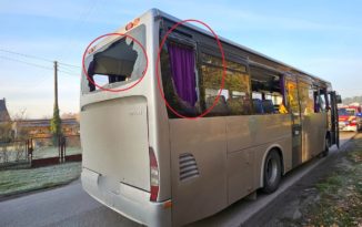 W Starych Budkowicach zderzyły się koparka i autobus