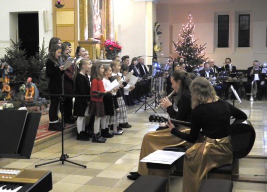 W Dobrzeniu Wielkim odbył się koncert w świąteczno-noworocznym klimacie [GALERIA]