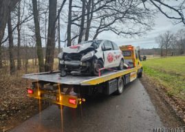 Wypadek na trasie Murów – Okoły, dostawca jedzenia wjechał w drzewo