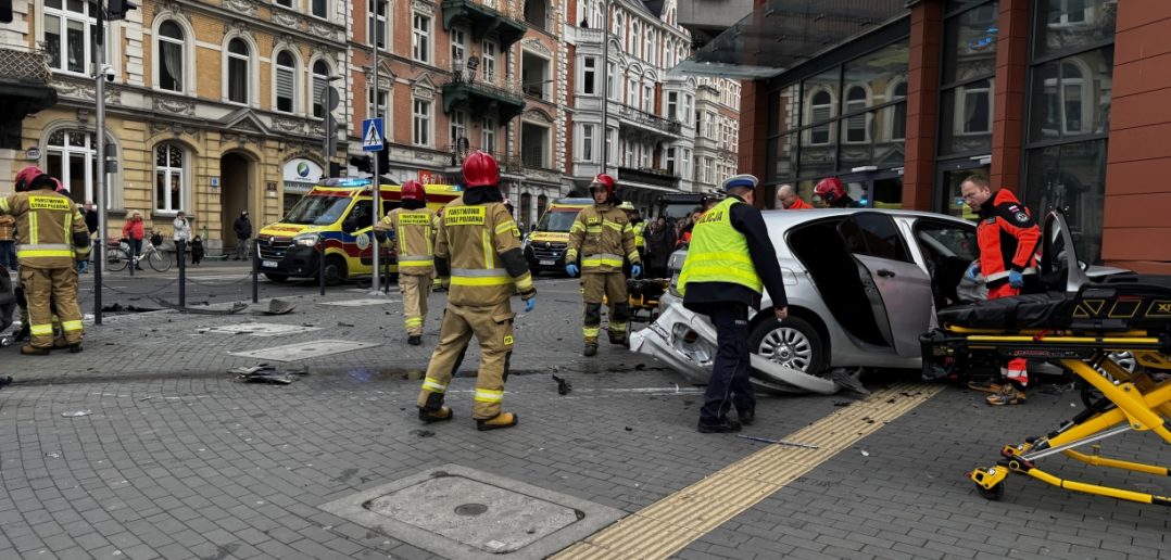 Wypadek z udziałem radiowozu na skrzyżowaniu ulic Kołłątaja i 1-go maja w Opolu