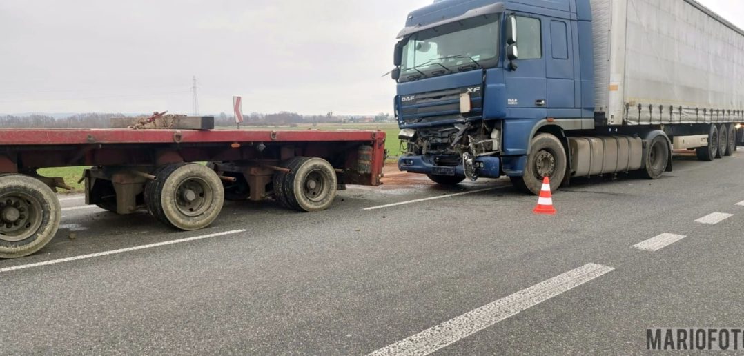 Zderzenie czterech pojazdów na DW401 w Chróścinie