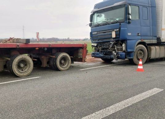 Zderzenie czterech pojazdów na DW401 w Chróścinie