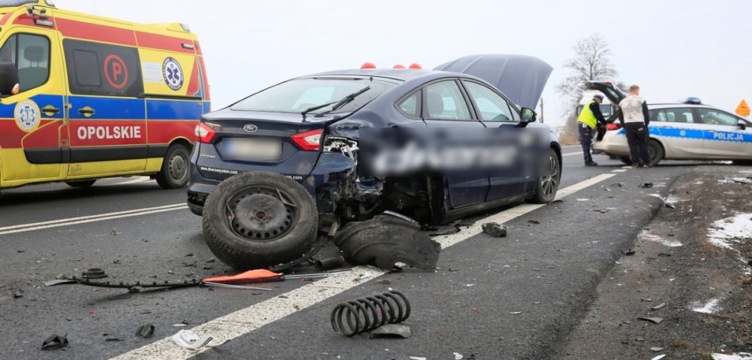 Wypadek na obwodnicy Opola, zderzenie busa z samochodem osobowym