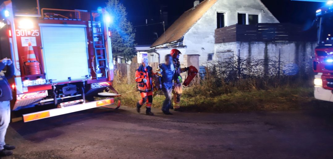 Pożar domu przy ul. Grzybowej w Opolu, dwie osoby trafiły do szpitala