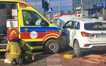 Wypadek z udziałem ambulansu na skrzyżowaniu w Opolu