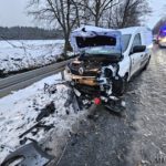 Czołowe zderzenie dwóch aut na trasie Stare Budkowice – Zagwiździe