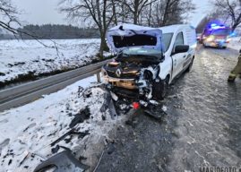 Czołowe zderzenie dwóch aut na trasie Stare Budkowice – Zagwiździe