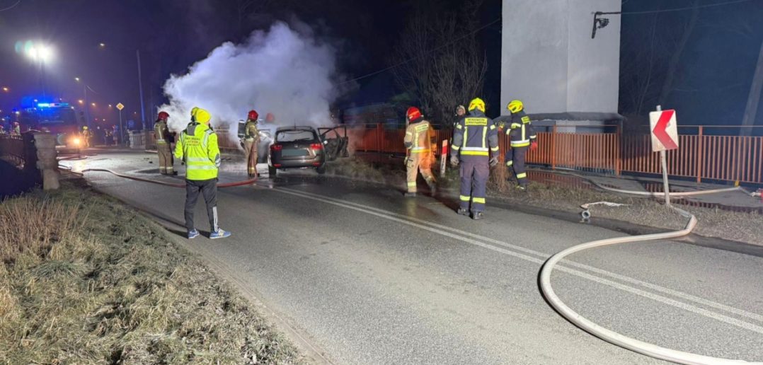 Kierujący seatem uderzył w most w Kępie i zbiegł z miejsca zdarzenia