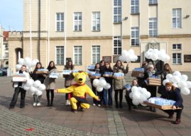 Młodzież z mniejszości niemieckiej zapraszała na Wielkie Ślizganie, częstując pączkami [GALERIA]