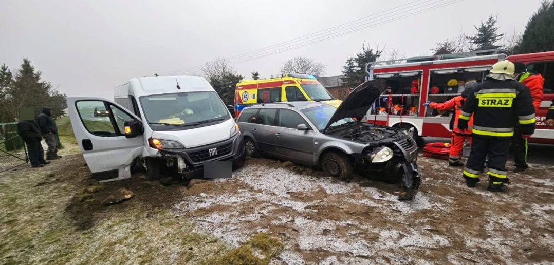 Kolizja w Zakrzowie Turawskim, zderzyły się bus i samochód osobowy