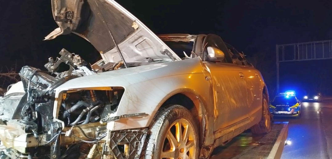 Wypadek na ul. Oświęcimskiej, kierowca audi wjechał w drzewo