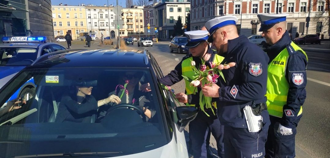 „W weekend kwiaty, nie mandaty” czyli policjanci na Dzień Kobiet
