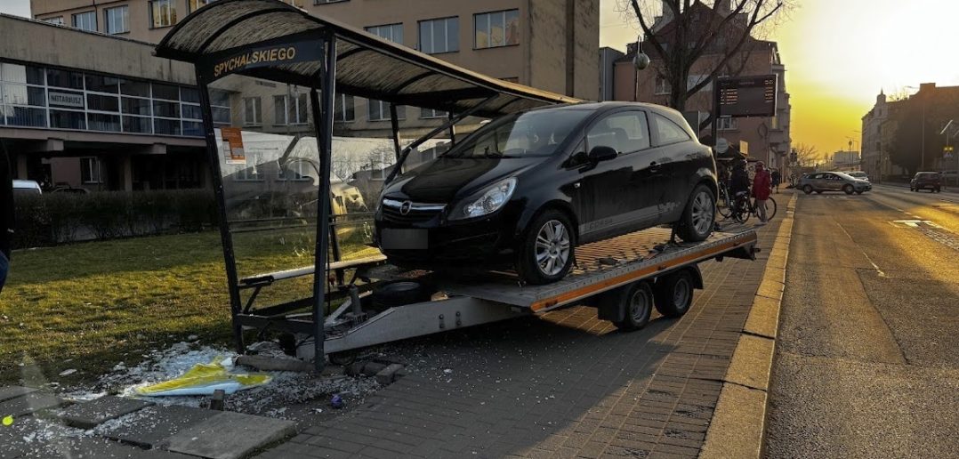 Laweta odpięła się od samochodu i uderzyła w wiatę przystankową na ul. Spychalskiego