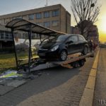 Laweta odpięła się od samochodu i uderzyła w wiatę przystankową na ul. Spychalskiego