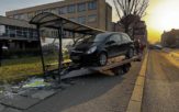 Laweta odpięła się od samochodu i uderzyła w wiatę przystankową na ul. Spychalskiego