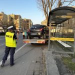 Laweta odpięła się od samochodu i uderzyła w wiatę przystankową na ul. Spychalskiego