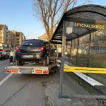 Laweta odpięła się od samochodu i uderzyła w wiatę przystankową na ul. Spychalskiego