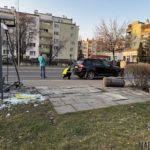 Laweta odpięła się od samochodu i uderzyła w wiatę przystankową na ul. Spychalskiego